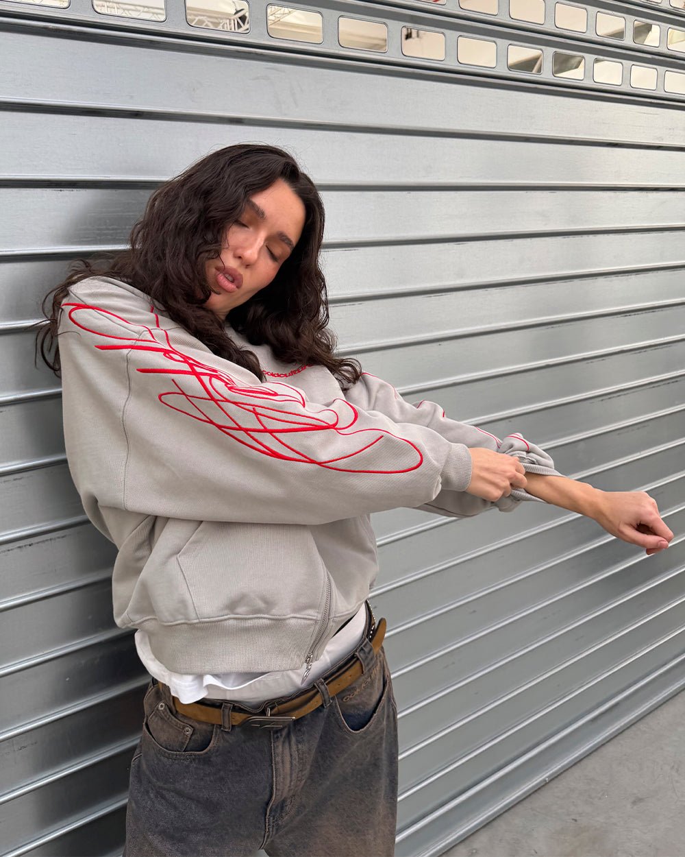 NEUER SCRIPT ZIP HOODIE GRAU & ROT
