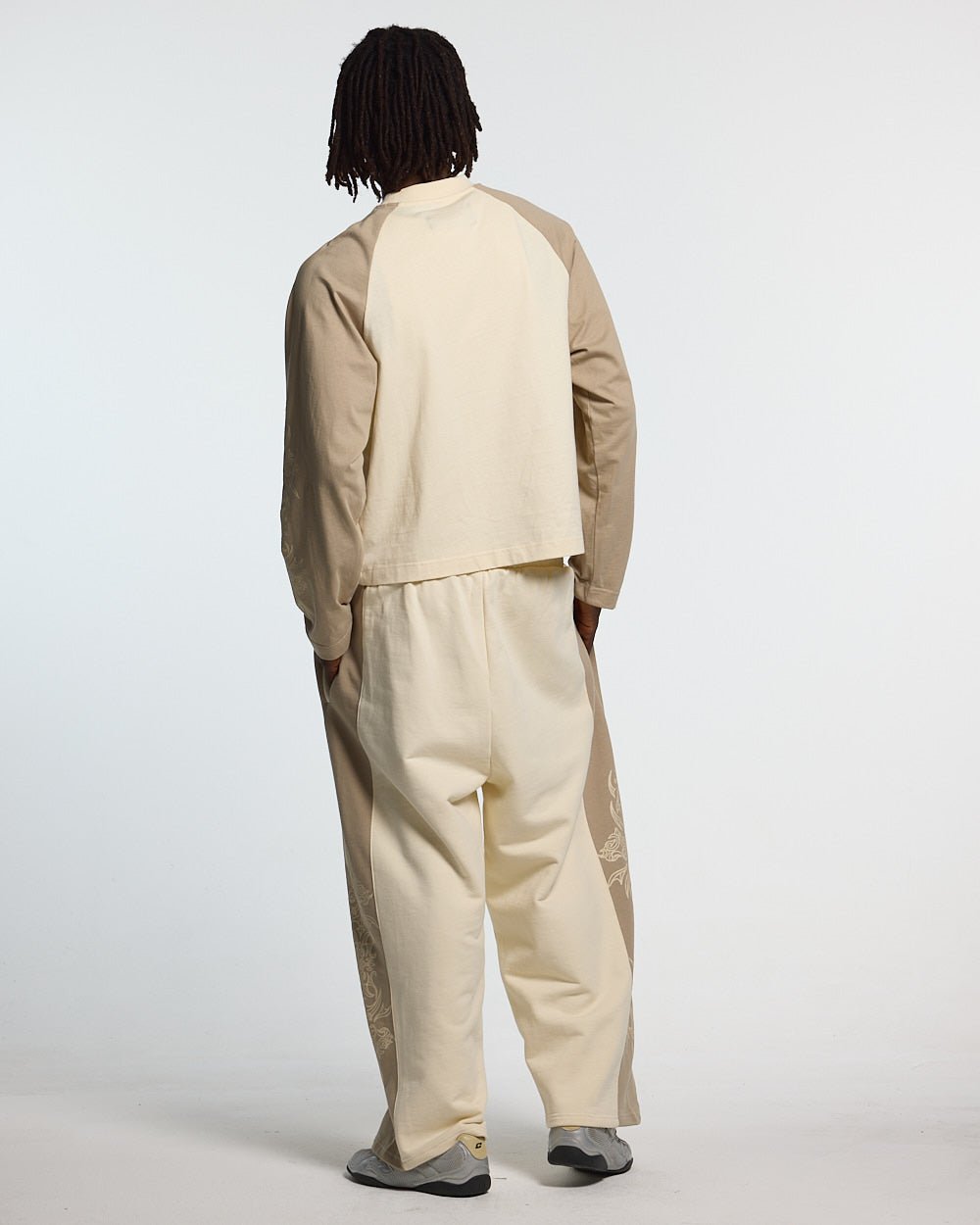 TRIBAL-SWEATPANTS GRAU UND WEIß