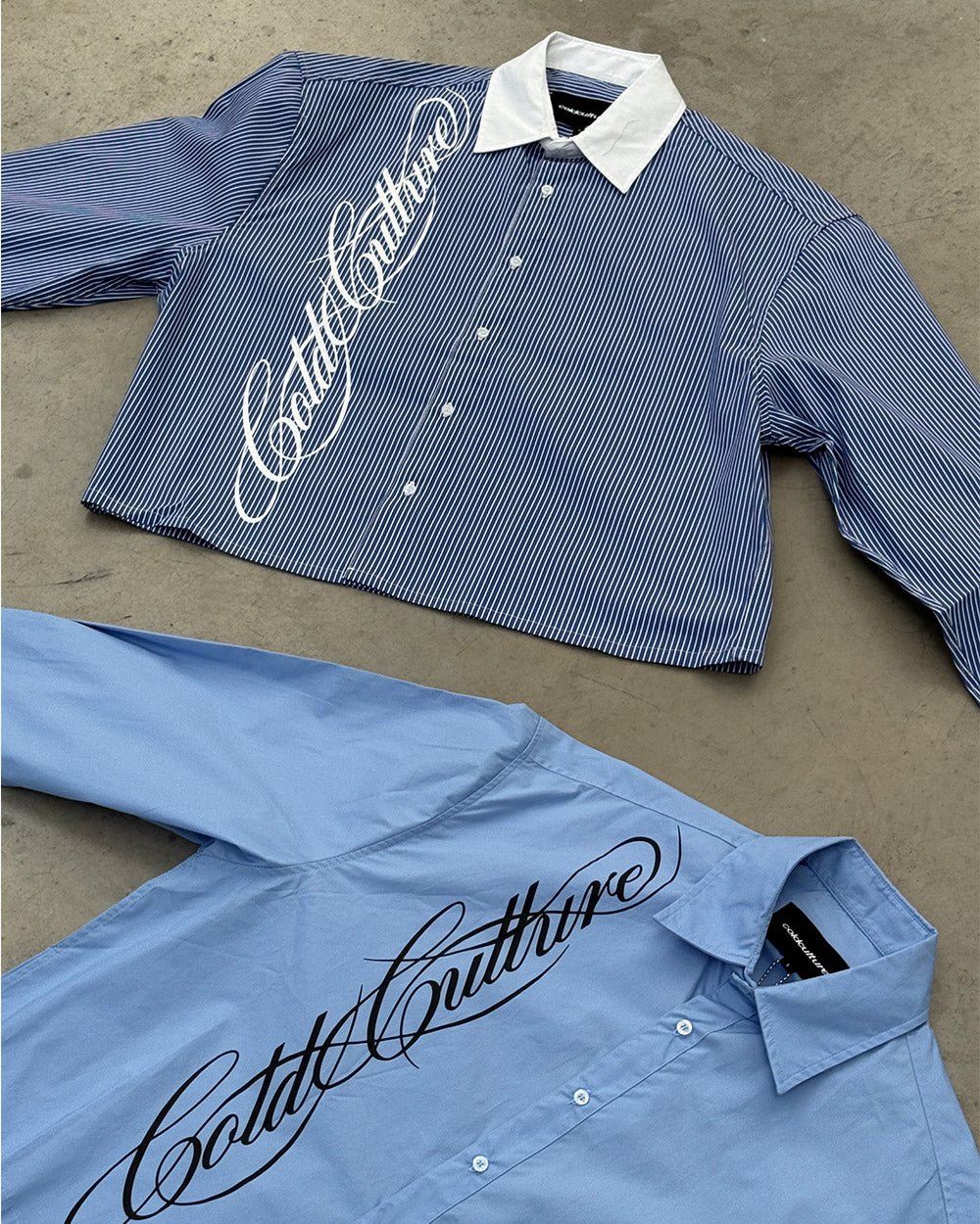 SCRIPT SHIRT BLAU & WEIß