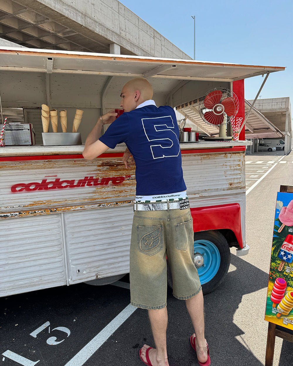 C V2 SCHMUTZIGE DENIM-SHORTS