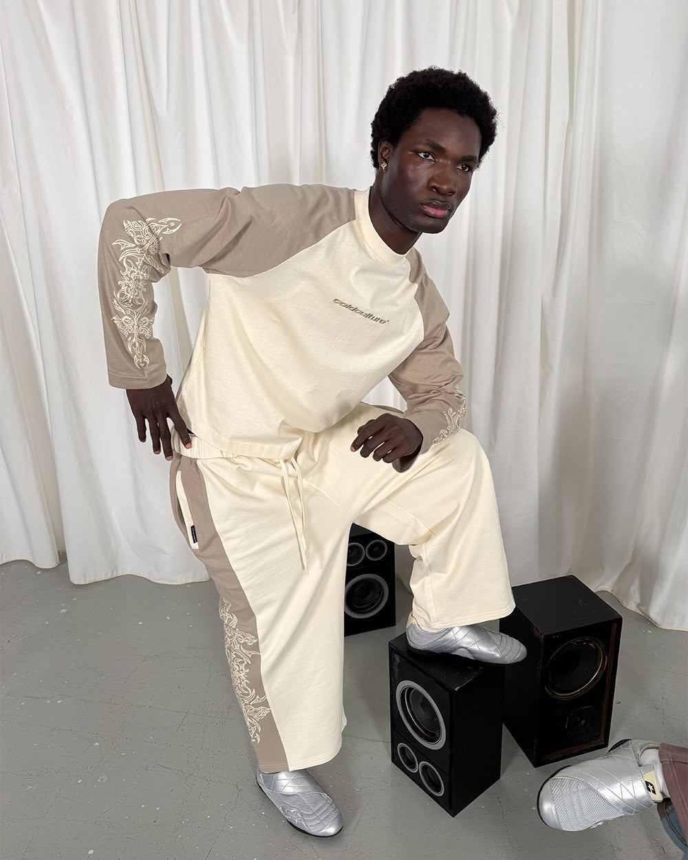 TRIBAL-SWEATPANTS GRAU UND WEIß