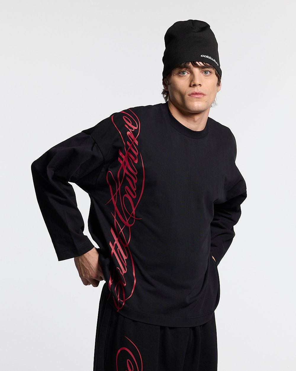 SCRIPT LONGSLEEVE SCHWARZ