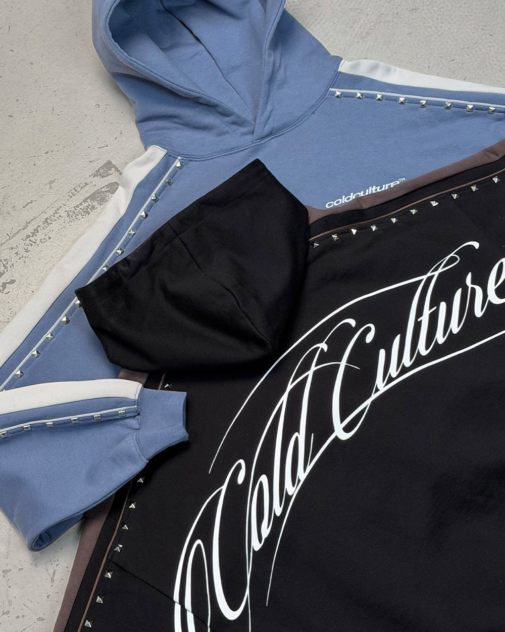 SCRIPT STUDS HOODIE SCHWARZ