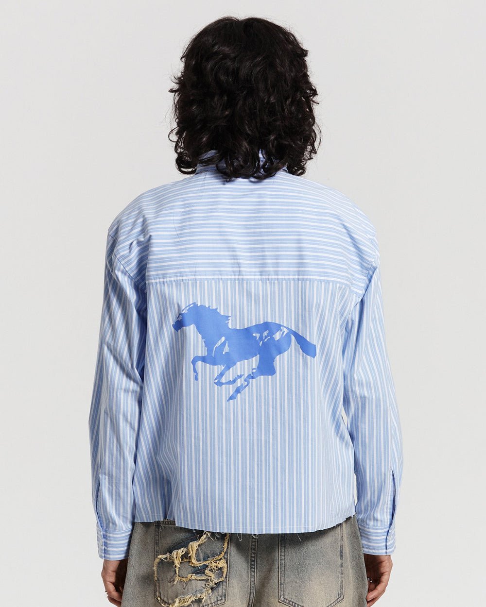 LAUFENDER PFERD SHIRT BLAUER STRIEMEN
