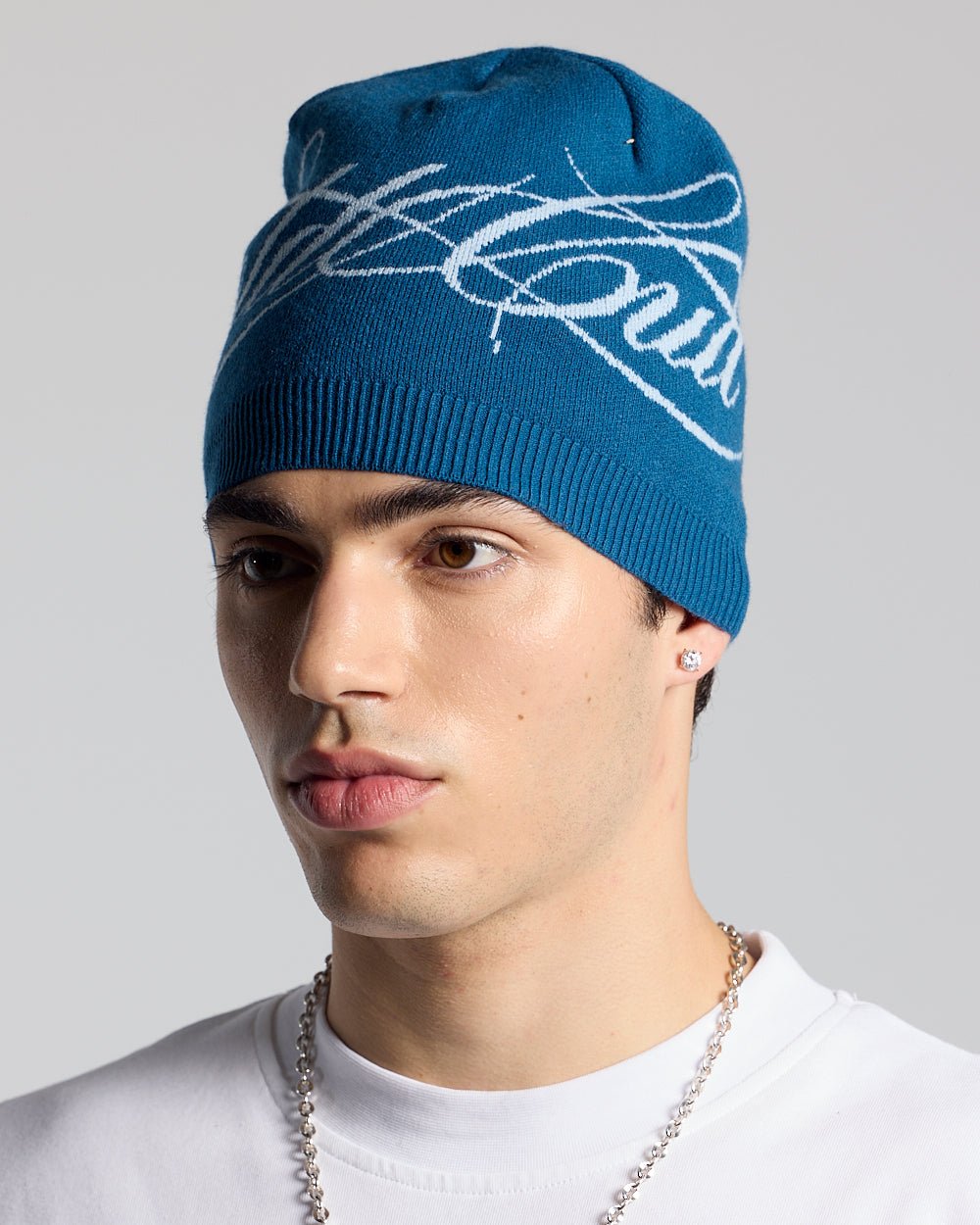 SCRIPT BEANIE BLAU