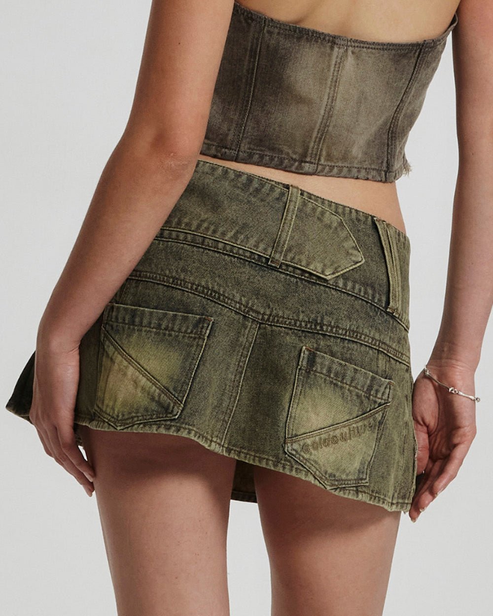 FALTENDE KLEINE RÖCKE DUNKELBRAUNER DENIM