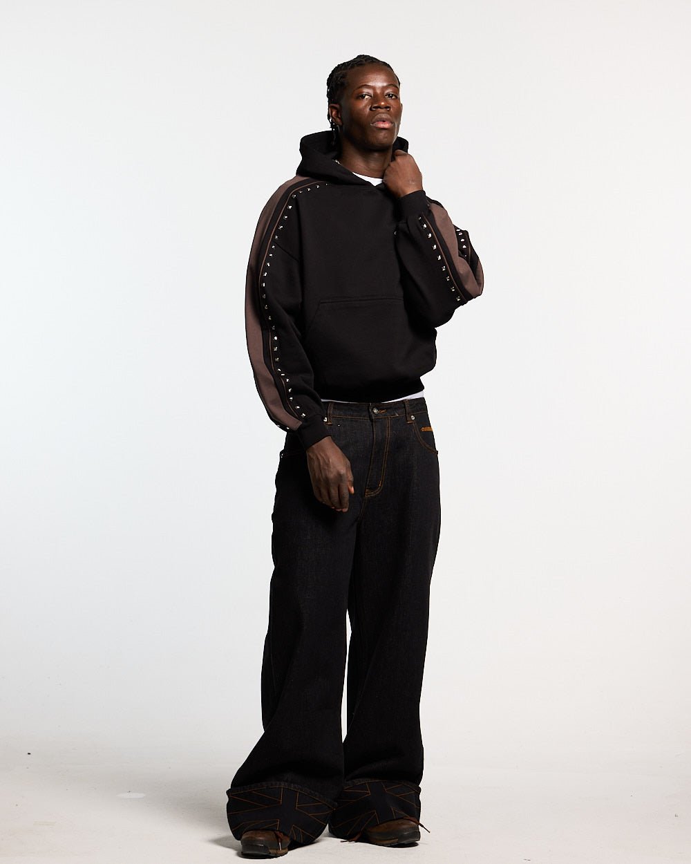 SCRIPT STUDS HOODIE SCHWARZ
