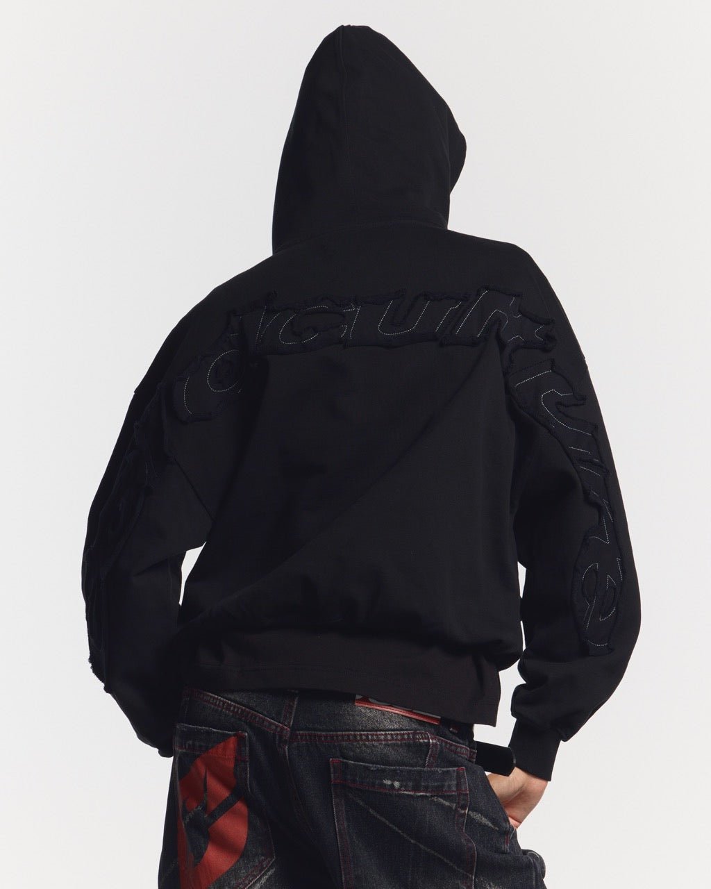 DISTRESS CURVED HOODIE SCHWARZ