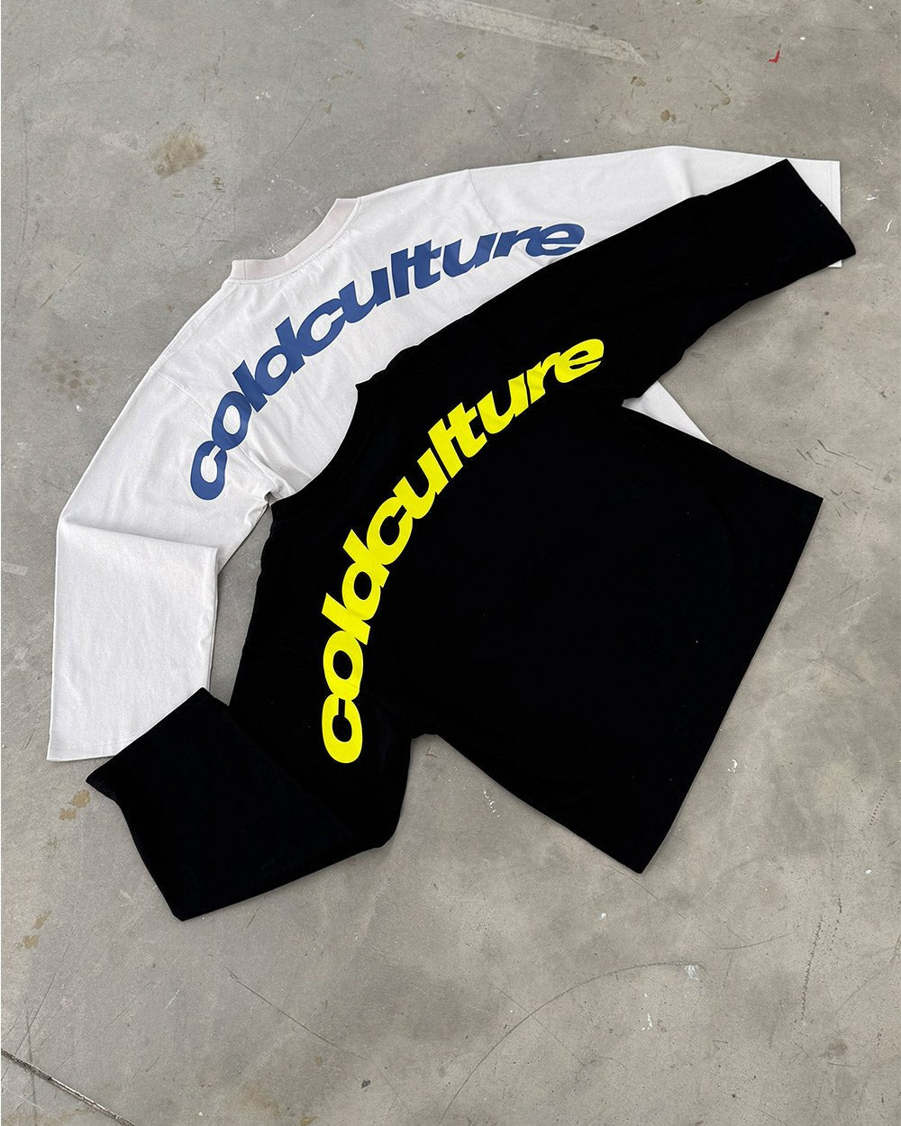GEKURVTE LANGARM T-SHIRT SCHWARZ
