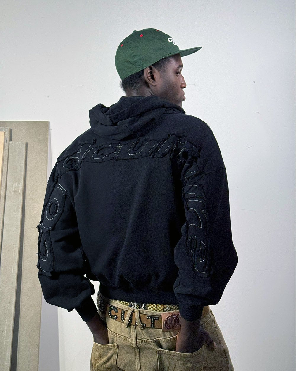DISTRESS CURVED HOODIE SCHWARZ