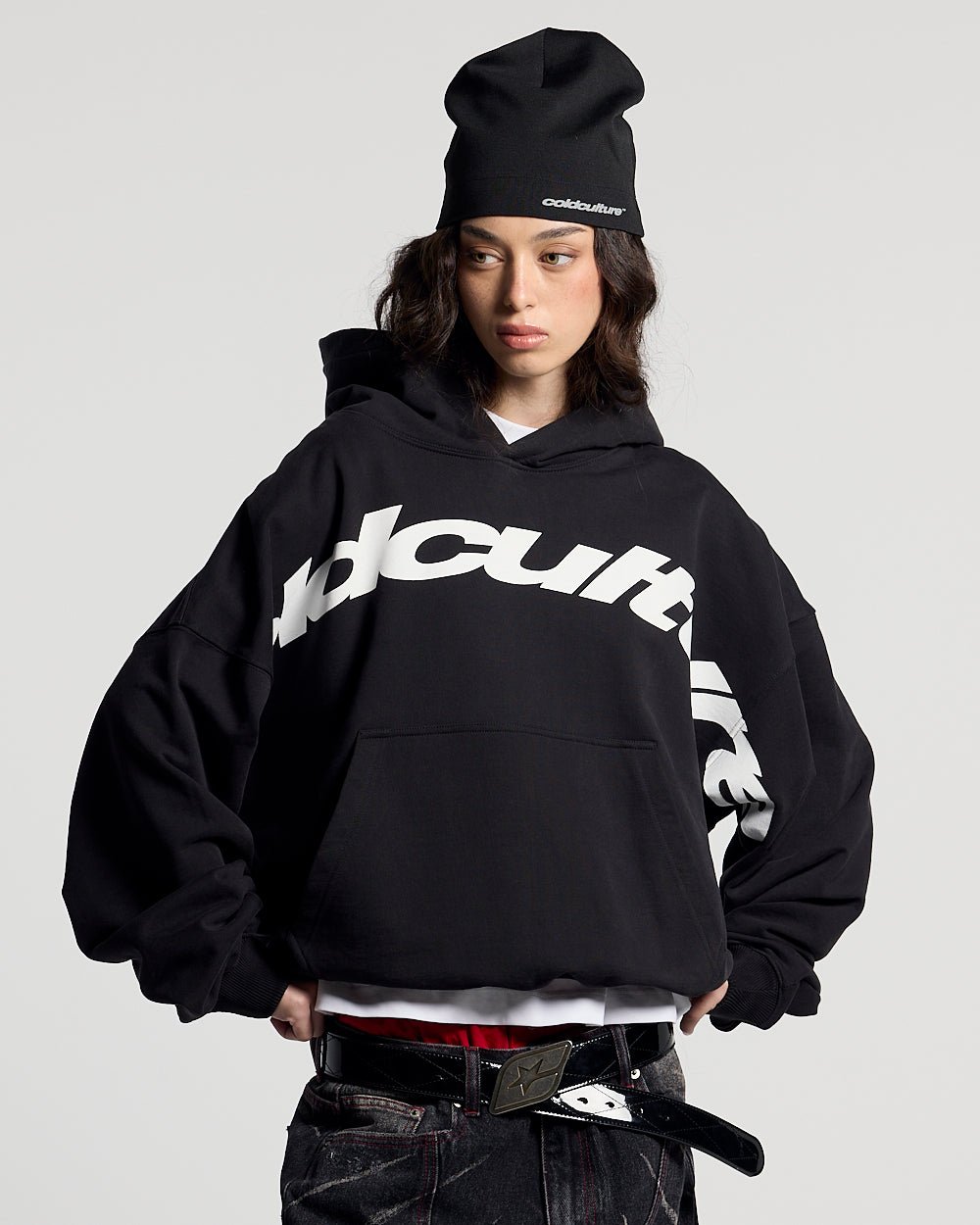 GEBÖGENE VORDERSEITEN HOODIE SCHWARZ
