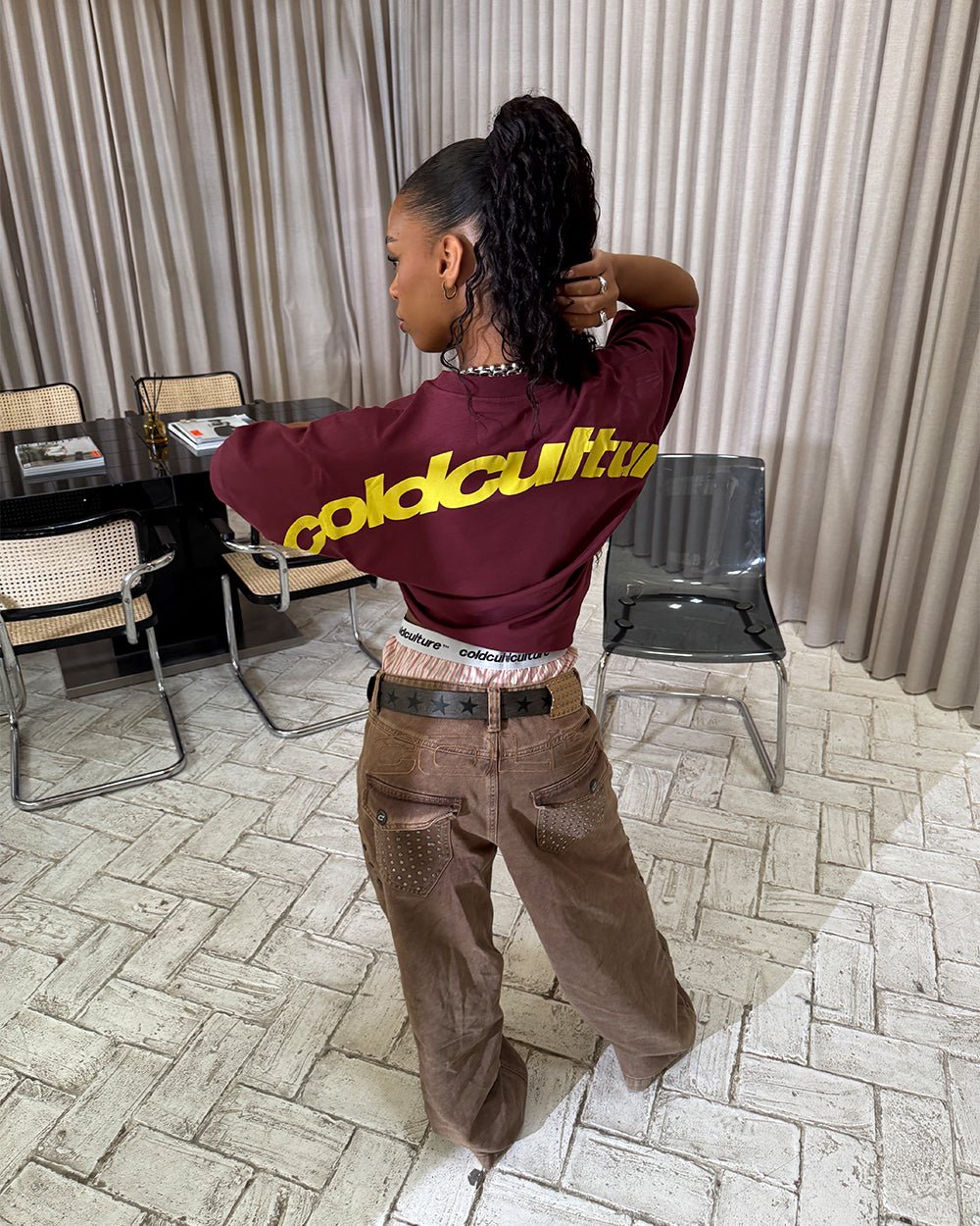 GEKURVTE T-SHIRT BORDEAUX & GELB