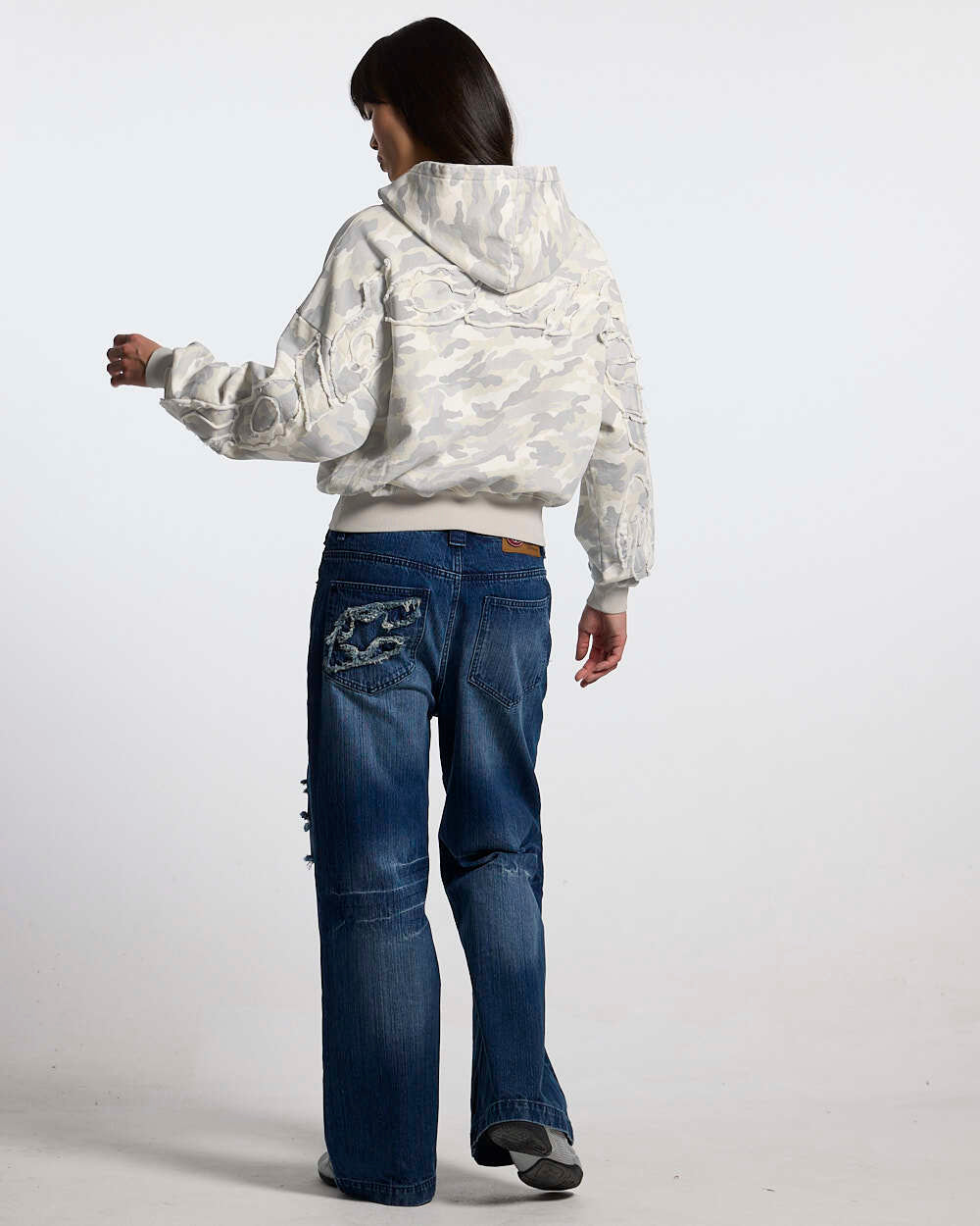 DISTRESS GEBOGENER HOODIE CAMO GRAU